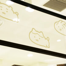 ガラスには手描き風デザインのゆるいちいかわたちが描かれていたり、見どころ満載。