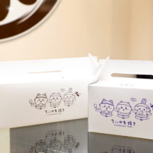 ちいかわ焼きが入ったボックスも限定イラスト入りで、A、BセットとCセット用でカラー違い。