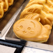 店頭に並べられたちいかわ焼きの様子。