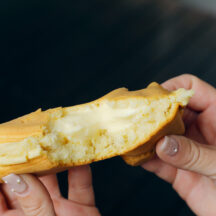 Bセットに含まれるチーズ味（うさぎ）。ふわふわでほんのり甘さを感じる生地の中には、ぎっしり餡が詰まっています。