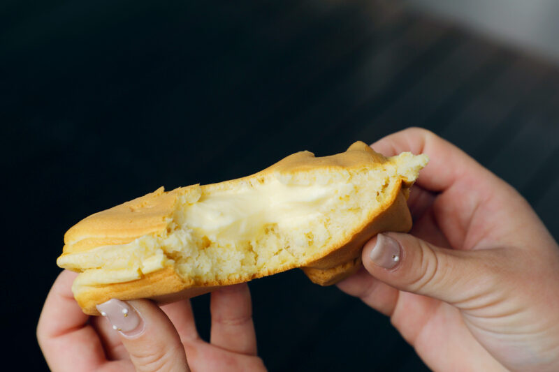 Bセットに含まれるチーズ味（うさぎ）。ふわふわでほんのり甘さを感じる生地の中には、ぎっしり餡が詰まっています。