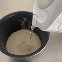 内釜には「白米・無洗米」「玄米」「おかゆ」「炊込み」など、分量に合わせて水量メモリが表示されています