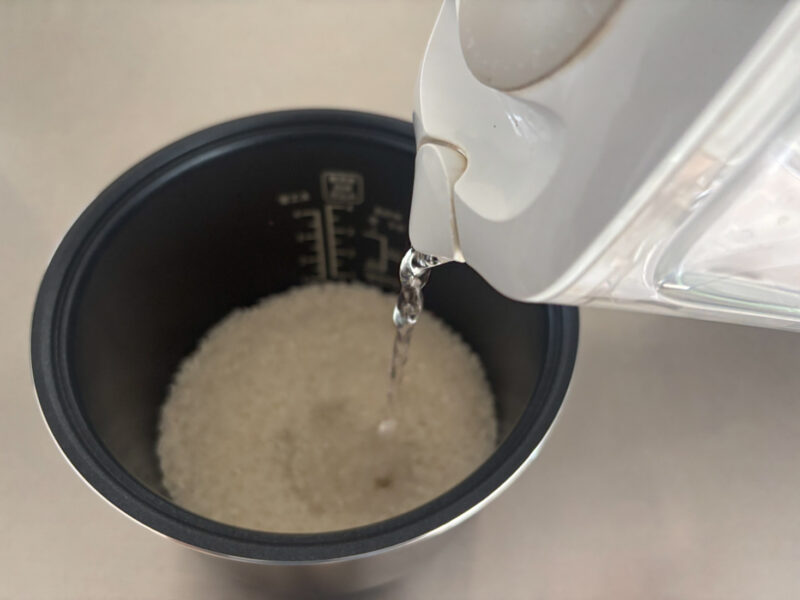 内釜には「白米・無洗米」「玄米」「おかゆ」「炊込み」など、分量に合わせて水量メモリが表示されています