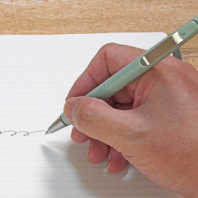 ゼブラのペンは色と書き味がよすぎて仕事も勉強もはかどる！