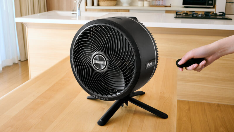 「Shark FlexBreeze コードレスサーキュレーターファン」 (FA222JBK、FA222JWH） 市場想定価格：￥29,700（税込）