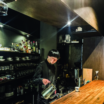 約4,000冊の蔵書、15時間の工程、1種類の豆水出しの境地。