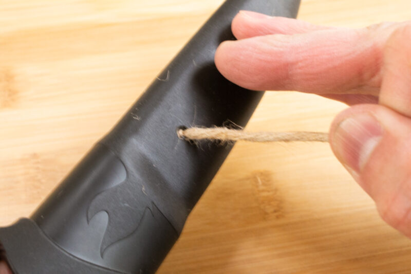 麻ヒモを引っ張っても穴から抜けない程度で、最小の結び目がベストです