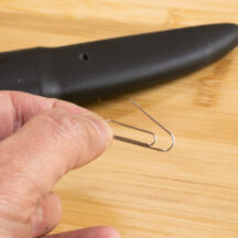 文房具用のクリップを開いて、糸通しを作ります