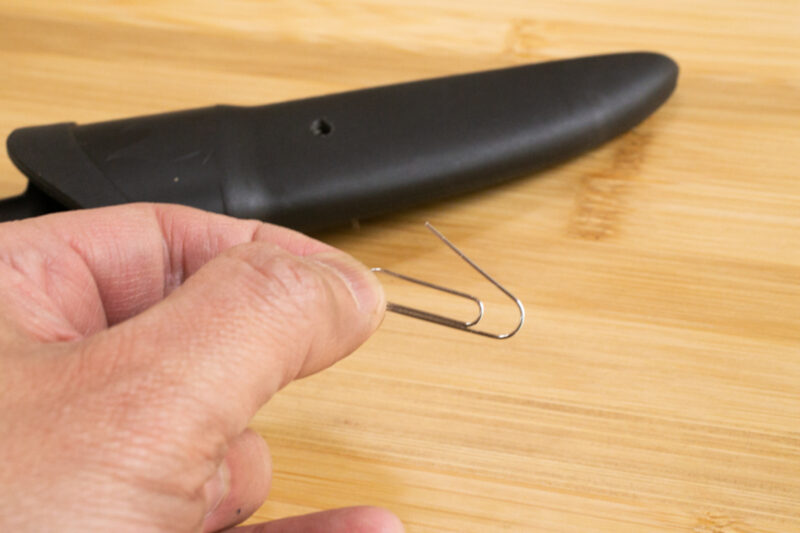文房具用のクリップを開いて、糸通しを作ります