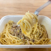 平たいタイプの冷凍麺はボソボソしているイメージがあってずっと避けてきたけれど、このリングイネは想像を超えるもちもち食感で、ソースともよく絡みま