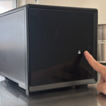 タッチパネルの操作部には即時炊飯のほか、予約や保温の時間、温度設定などデジタル文字で分かりやすく表示されます