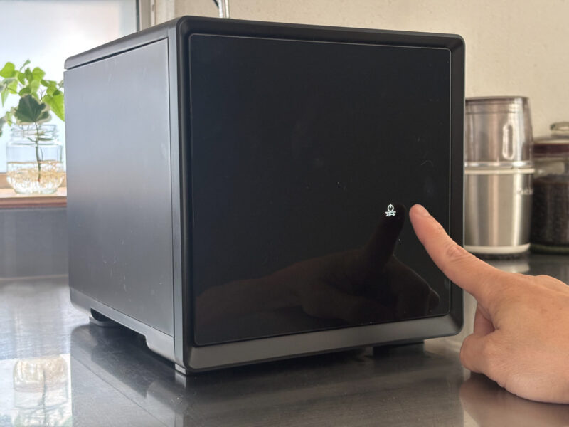 タッチパネルの操作部には即時炊飯のほか、予約や保温の時間、温度設定などデジタル文字で分かりやすく表示されます