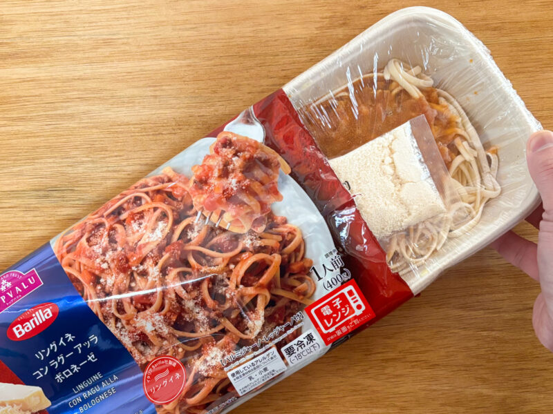 「リングイネ・コン・アグー・アッラ・ボロネーゼ」のパッケージを開けると、トレーの上には粉チーズの別袋が添付されています