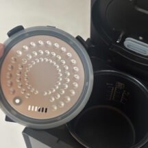 外見はスクエアですが、内釜と内ブタは通常炊飯器と同じく円形