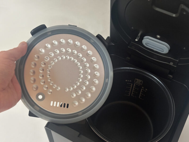 外見はスクエアですが、内釜と内ブタは通常炊飯器と同じく円形