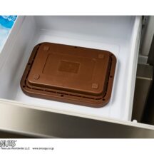 【基本の準備と使用方法】 ●アイスメーカーとヘラを中性洗剤で十分に洗って､乾燥させる。 ●冷凍庫（れいとうこ）に本品を上下逆さまにして入れ（アルミプレート面を下にする）できるだけ水平に置いて､15時間以上冷やす。 ●使いたい各種食材も事前に冷やしておく。 ●本品を冷凍庫から取り出し､冷えた食材適量をアルミプレート全体に広がるように流し､付属のヘラで調理する。