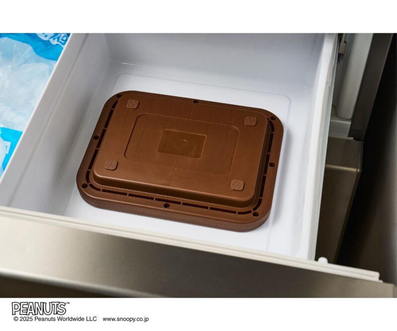 【基本の準備と使用方法】 ●アイスメーカーとヘラを中性洗剤で十分に洗って､乾燥させる。 ●冷凍庫（れいとうこ）に本品を上下逆さまにして入れ（アルミプレート面を下にする）できるだけ水平に置いて､15時間以上冷やす。 ●使いたい各種食材も事前に冷やしておく。 ●本品を冷凍庫から取り出し､冷えた食材適量をアルミプレート全体に広がるように流し､付属のヘラで調理する。