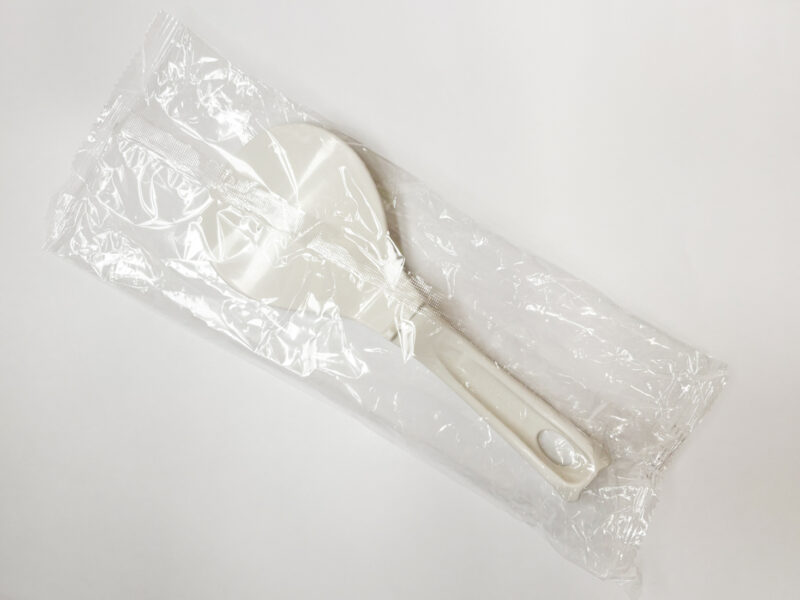 しゃもじ、計量カップまで付属されていたので、これから一人暮らしをはじめるという人にはうれしい設定