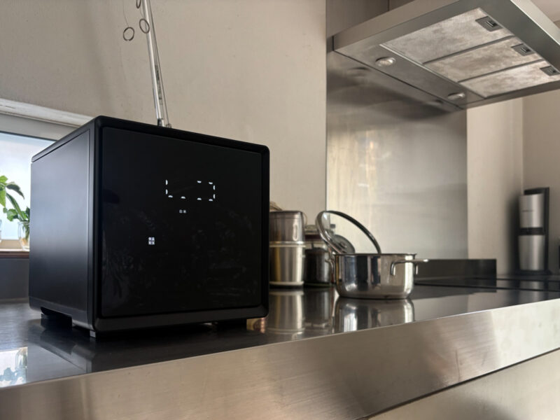 いままで見たこともなかったスクエアデザインの近未来型家電！　インテリアに溶け込むおしゃれな炊飯器