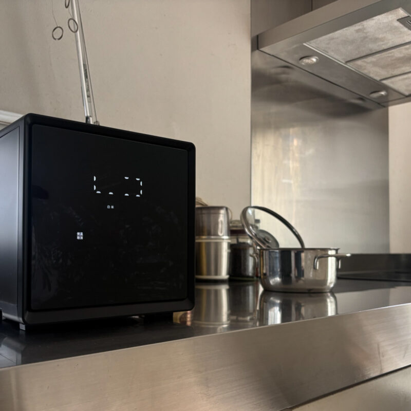 いままで見たこともなかったスクエアデザインの近未来型家電！　インテリアに溶け込むおしゃれな炊飯器