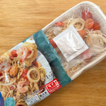 パッケージを開けると、たくさんの具材がのっているのがすぐわかる「スパゲッティ・アッロ・スコリオ」には、シチリア島の岩塩が添付されています