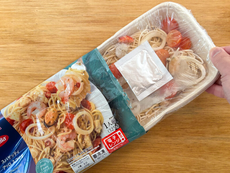 パッケージを開けると、たくさんの具材がのっているのがすぐわかる「スパゲッティ・アッロ・スコリオ」には、シチリア島の岩塩が添付されています
