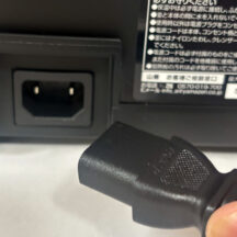 電源コードを抜くことができるので電源プラグの変な飛び出しがありません。キューブ型だからこそ収納もスッキリ