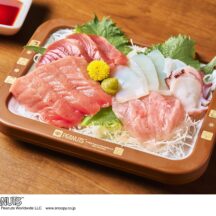 晩ごはんのお刺身を盛り付ければ、時間が経ってもひんやり。お刺身を直接ロールアイスメーカーにのせると凍ってしまうので、下にツマをたっぷり敷くのを忘れずに。