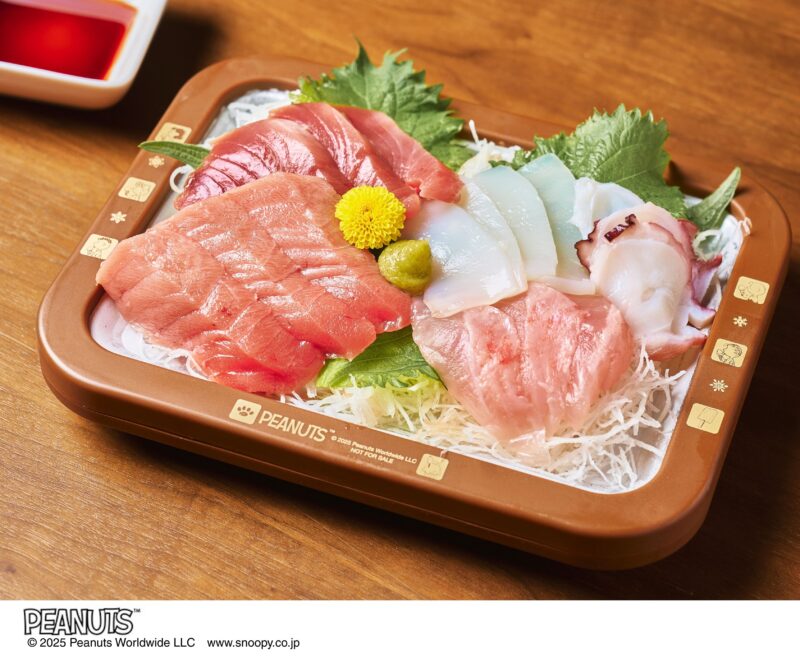 晩ごはんのお刺身を盛り付ければ、時間が経ってもひんやり。お刺身を直接ロールアイスメーカーにのせると凍ってしまうので、下にツマをたっぷり敷くのを忘れずに。