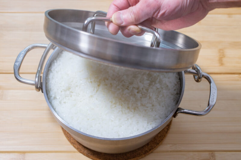 蒸らしタイムが終わると、ツブ立ったゴハンがツヤツヤに炊けてます！