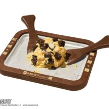 こちらはクッキー＆クリーム。バニラアイスの溶液に、砕いたチョコクッキーと1㎝角にカットしたチョコブラウニーを流し入れ、ヘラで混ぜる。