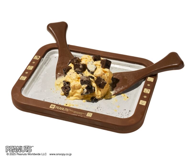 こちらはクッキー＆クリーム。バニラアイスの溶液に、砕いたチョコクッキーと1㎝角にカットしたチョコブラウニーを流し入れ、ヘラで混ぜる。