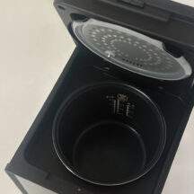 超どっしりとした3.0mmの厚釜を採用。蓄熱性の高い厚釜により、ふっくらとしたごはんを炊き上げられるのです