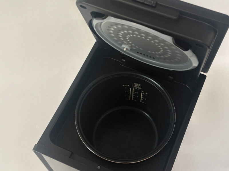 超どっしりとした3.0mmの厚釜を採用。蓄熱性の高い厚釜により、ふっくらとしたごはんを炊き上げられるのです