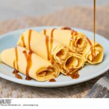 冷凍庫で15時間以上冷やしたロールアイスメーカーに、バニラアイスの溶液をプレート全体に薄く広がるように流し入れ、ヘラを差し込みすべらせながら巻けば、ロールアイスが完成。トッピングをしても◎。