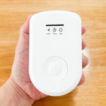 旅行や出張での宿泊先などで部屋にしっかり染み込んだニオイが気になった場合、とても役立つのが持ち運びに便利なオゾン＆マイナスイオン脱臭機