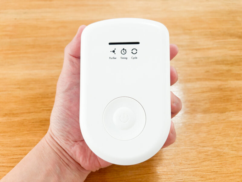 旅行や出張での宿泊先などで部屋にしっかり染み込んだニオイが気になった場合、とても役立つのが持ち運びに便利なオゾン＆マイナスイオン脱臭機