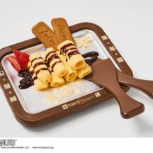 卵・生クリーム・お砂糖などで作ったアイスクリーム溶液を使ってバニラ系のロールアイスができる。レシピは誌面でもご紹介。