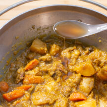 カレーがひと煮立ちしたら、最後に大さじ１のハチミツを加えます