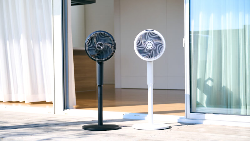 シャーク初の扇風機はミストシャワーが楽しめる!?大風量＆コンパクトで屋外でも長時間使える高スタミナコードレス！使い勝手良すぎ！