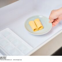 1回で作れるロールアイスの量は決まっているので、ロールアイスを複数個つくりたいときは、巻き終わったアイスを冷凍庫で一時的に保管しておくのがコツ。