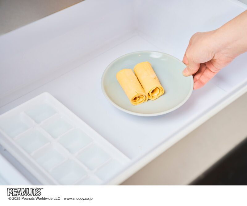 1回で作れるロールアイスの量は決まっているので、ロールアイスを複数個つくりたいときは、巻き終わったアイスを冷凍庫で一時的に保管しておくのがコツ。