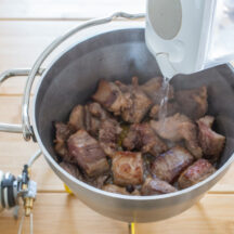 スネ肉とかスジ肉とかの超硬い部位でも、トロトロになっちゃいますよ