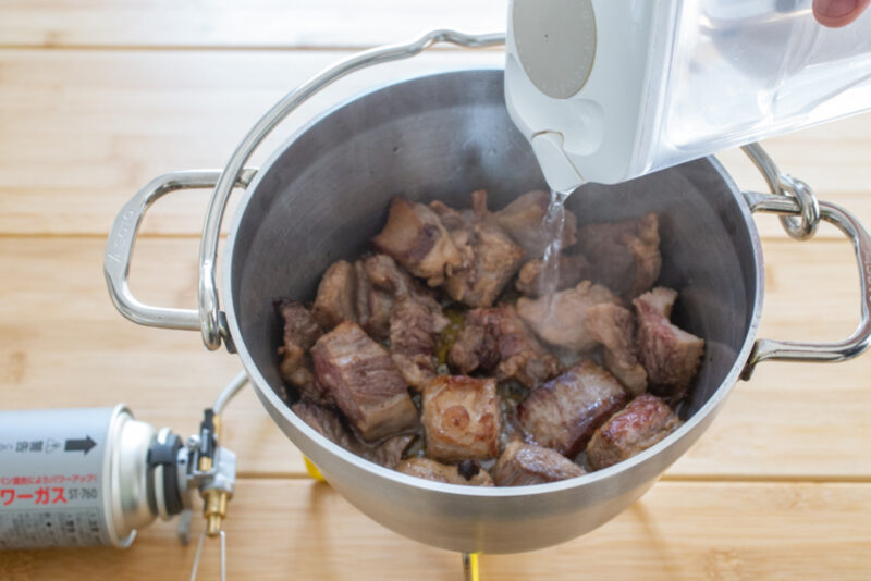 スネ肉とかスジ肉とかの超硬い部位でも、トロトロになっちゃいますよ