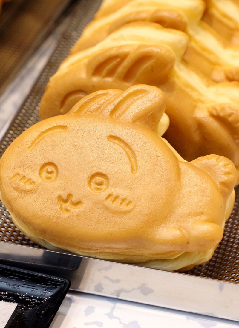 「ちいかわが食べられちゃう!?」本格焼き菓子“ちいかわ焼き”のお店に行ってみた！ちいかわたちが次々と焼き上がる姿に癒される…！