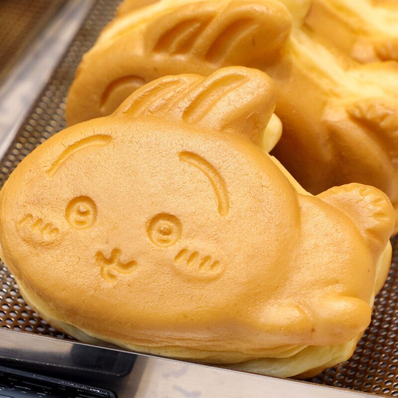 「ちいかわが食べられちゃう!?」本格焼き菓子“ちいかわ焼き”のお店に行ってみた！ちいかわたちが次々と焼き上がる姿に癒される…！
