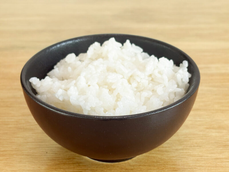 炊き上がったごはんをお茶碗に盛ってみると、米粒がしっかりと立ち、しかもツヤツヤの仕上がり