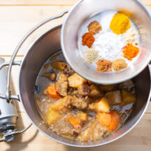 時間がたっぷりあるキャンプで作る！スパイスで作る手の込んだ本格的ダッチオーブンカレー！