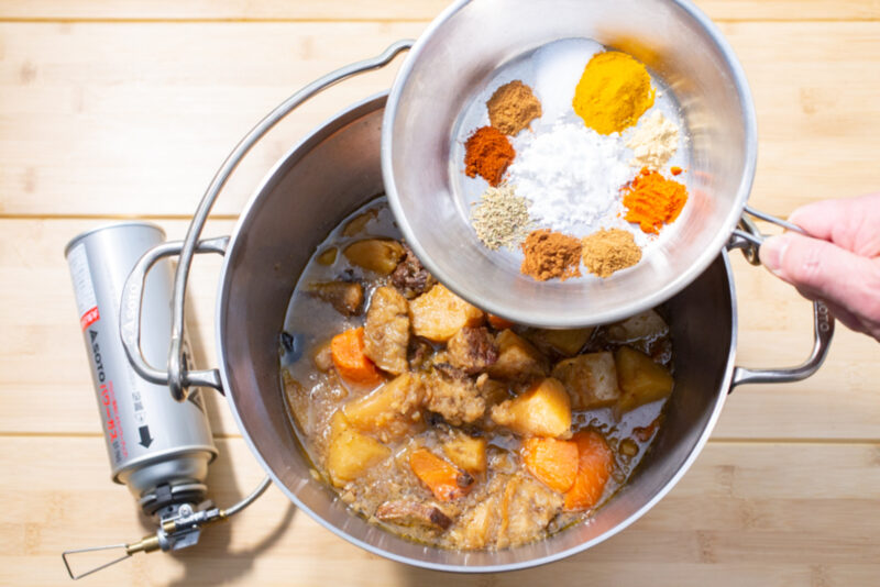 時間がたっぷりあるキャンプで作る！スパイスで作る手の込んだ本格的ダッチオーブンカレー！