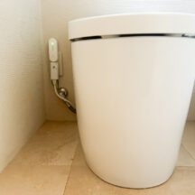 トイレの個室は狭いので、コンパクトサイズの脱臭機でも充分に効果あり